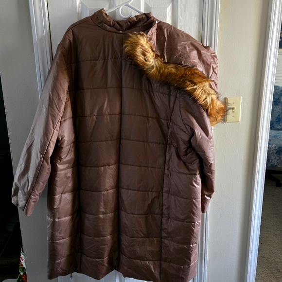 ROAMAN'S PLUS SIZE KNEE LENGTH COAT 3X, LIKE NEW! THIS A VERY RICH PRETTY COAT. - Picture 2 of 4